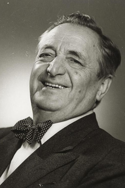 Hans Moser as Trödler Alois Hofbauer