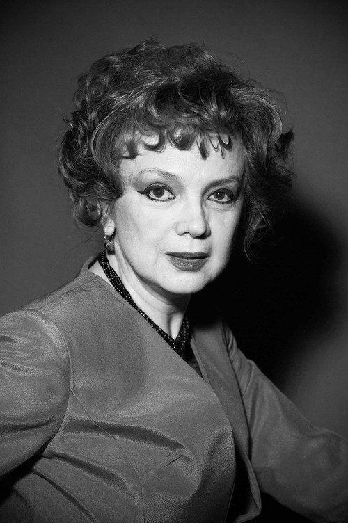 Aimee Iacobescu as Magda Paraianu