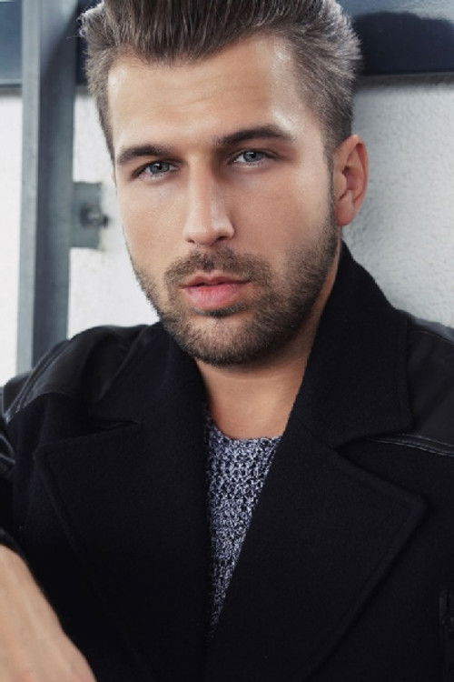 Michael Bruch as Andre