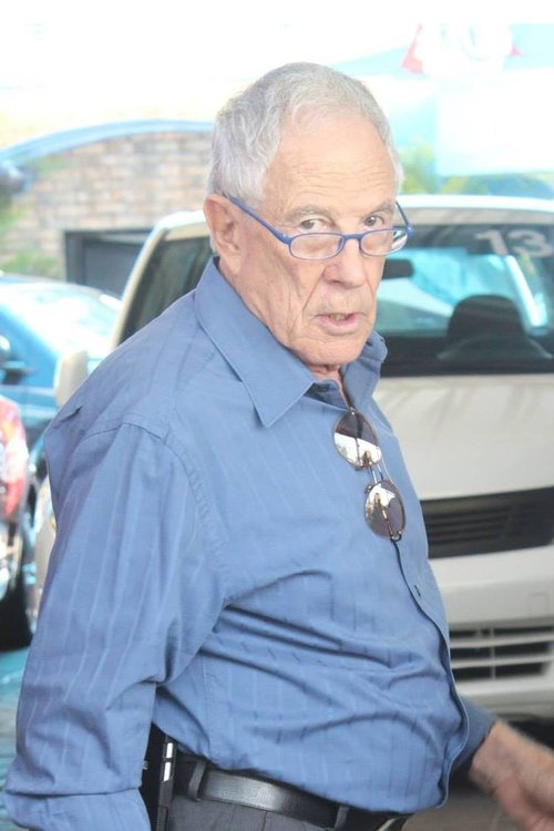 Rodrigo Cabello as Locutor