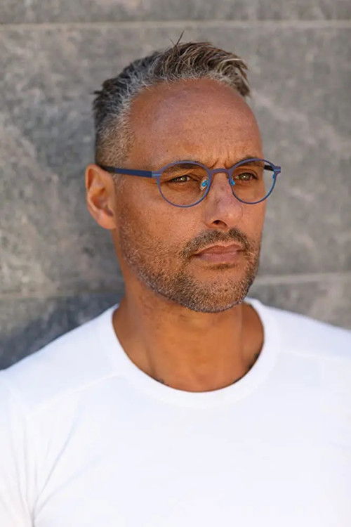 Thomas Raft as Frank