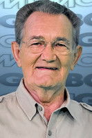 Léo Batista as Self