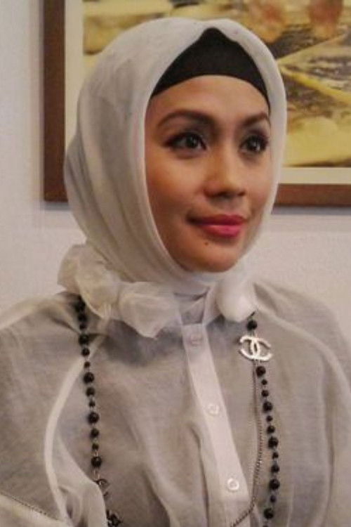 Raslina Rasidin as Vivian