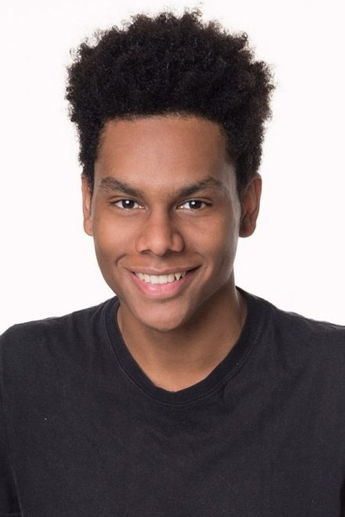 Vitor Britto as Auricélio Jr.