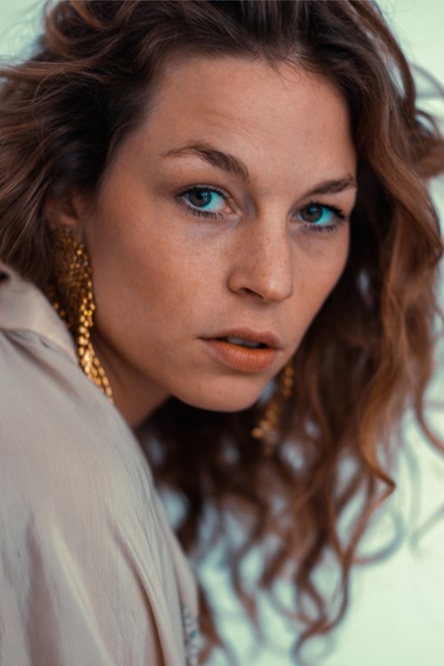 Anna Rossinelli as Annette