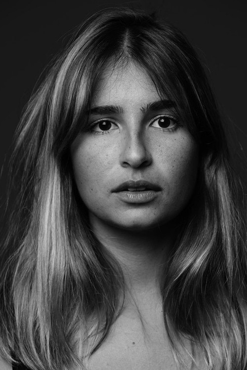 Rita Poças as Carlota