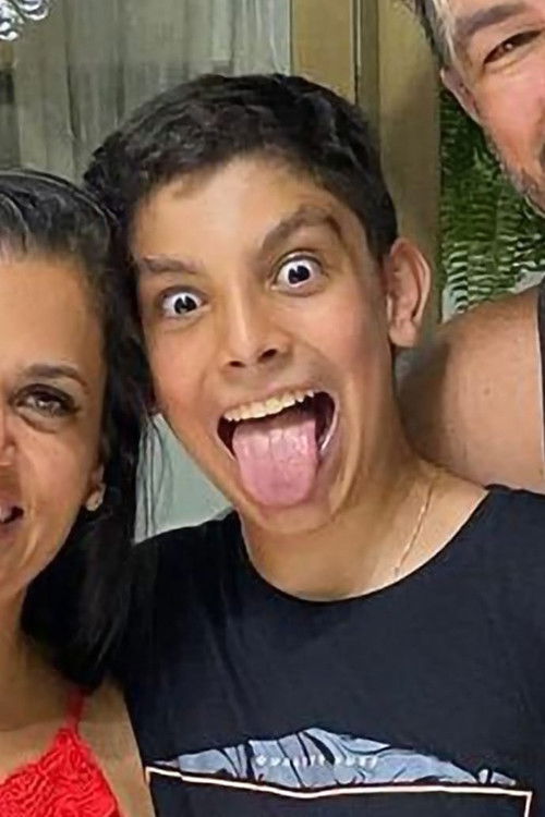 Vitor Nunes as Victor Craddock