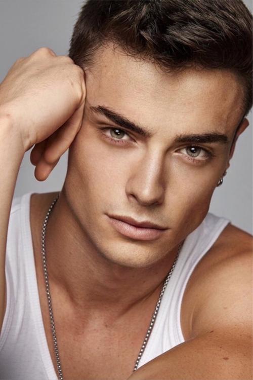 Sergio Alguacil as Alberto