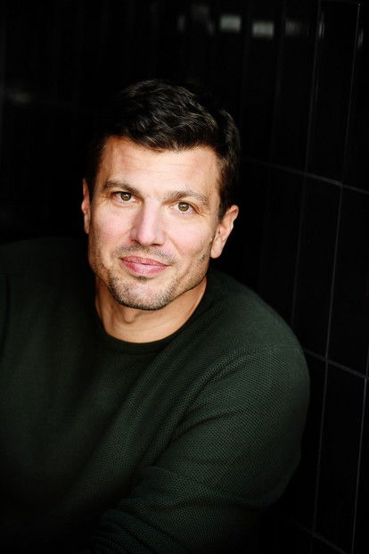 Hans-Caspar Gattiker as Policeman