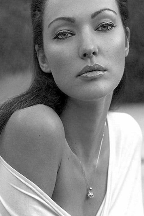 Juliette Marquis as Nitzan