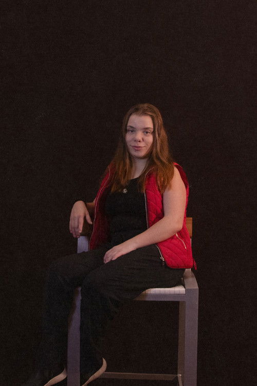 Isabela Karine Lennert as Figuração