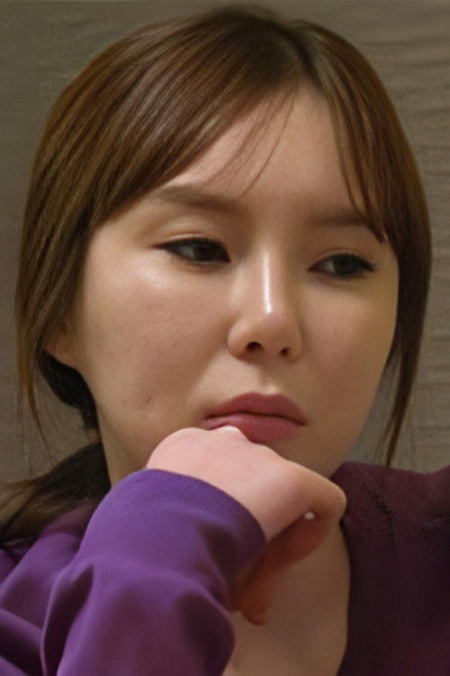 Lee Yoo-hee as [Building Woman]