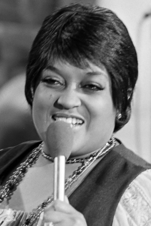 Virginia Vee as La chanteuse noire