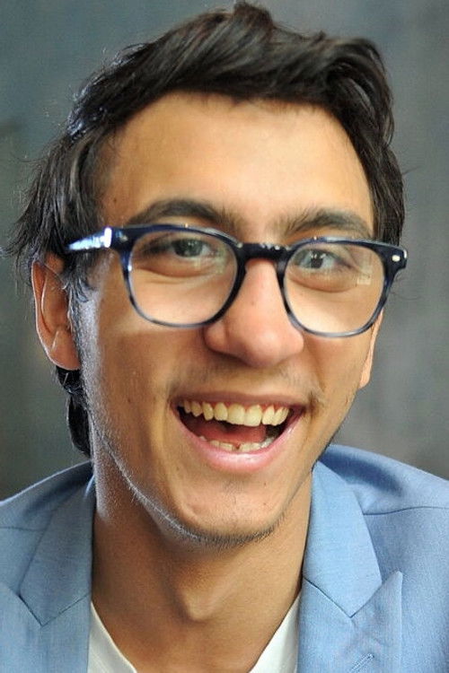 Vincent Vinel as Le chanteur au piano