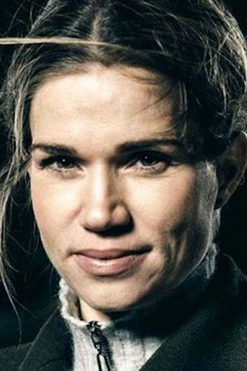 Marie Højgaard Andersen as Signe Iversen