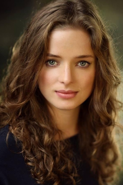 Erika Kaar as Policewoman Henrietta