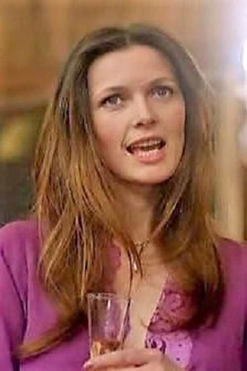 Martine Audó as Julia