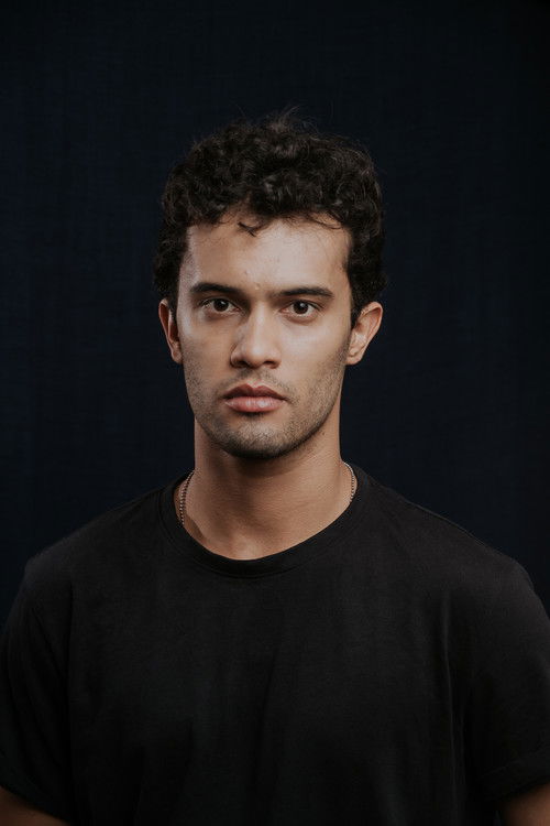 Lucas Toledo as Tiago