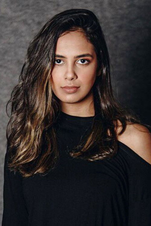 Allana Oliveira as Ísis