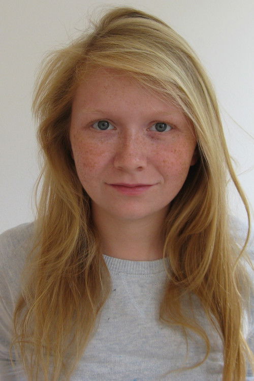 Leonie Krahl as Schülerin Emilie