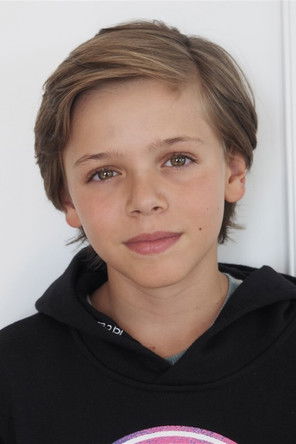 Simon Ayache as Victor Pacquart