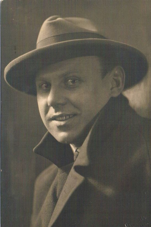 Max Knapp as Garagist