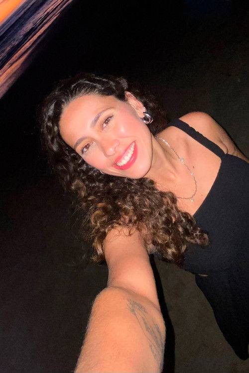 Ana Laura da Silveira as Tina