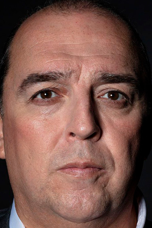 Julián Valcárcel as Padre de Sara