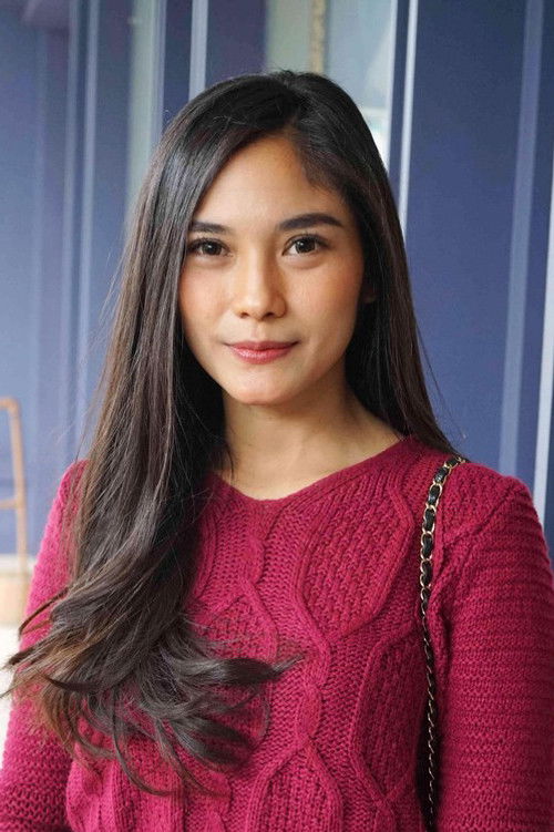 Garneta Haruni as Reina