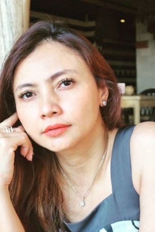 Leydia Asterina as Mama Randy