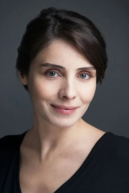 Nur Fettahoğlu as Aylin Fırtına