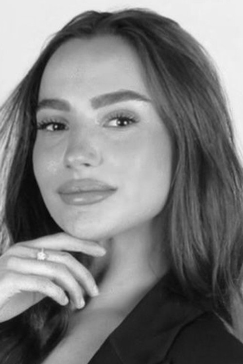 Marta García as Bea