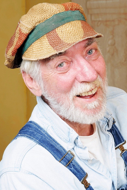 Lowell Landes as Walrus