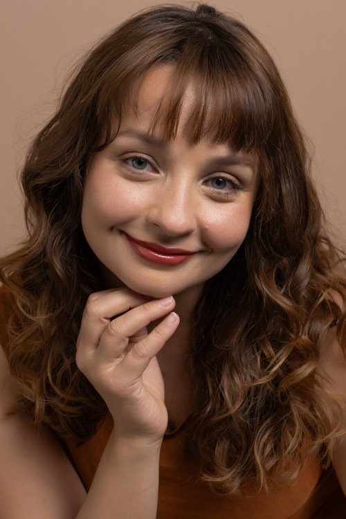 Mirella Queiroz as Dolores