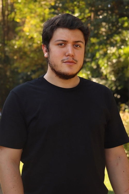 Enrique Oliveira as Max