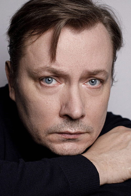 Mikhail Nikolaev as Леонид Макаров