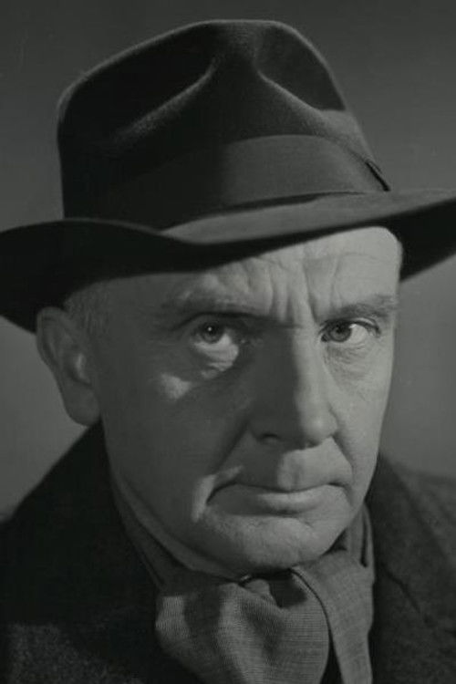 Christen Møller as Politikommisær