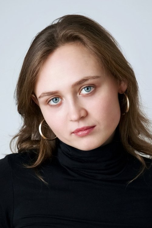 Claud Hernández as Julia