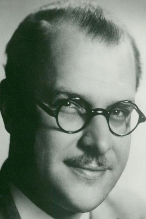 Sven Arefeldt as The pianist/singer