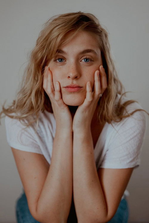 Sophia Münster as Hanni Sullivan