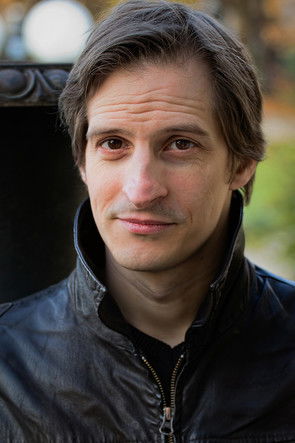 Simon Pawlowsky as Police