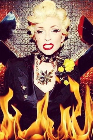 Lola Dragoness Von Flame as Self : Créateur de mode et artiste chez Madame Arthur