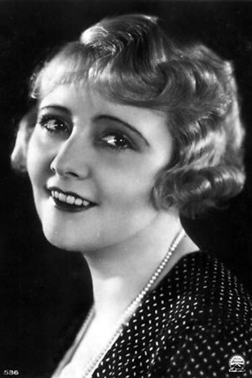 Simone Cerdan as la chanteuse