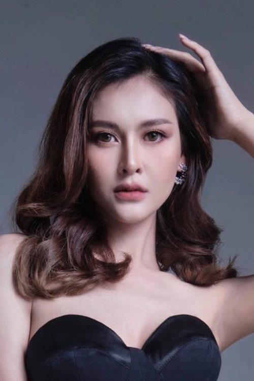 Lattana Munvilay as Lina's Girlfriend