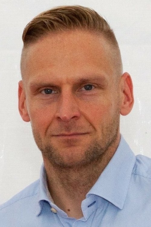 Lauri Untamo as Poliisi