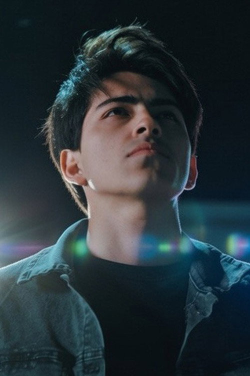 Leonel Cauchois as Roman