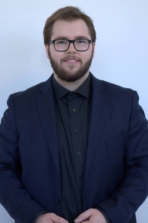 Benjamin Danielsen as Omids kompis