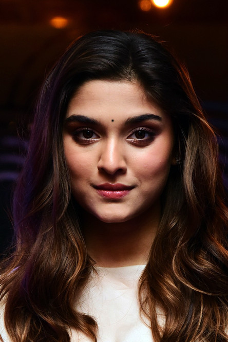 Saiee Manjrekar as Chitra