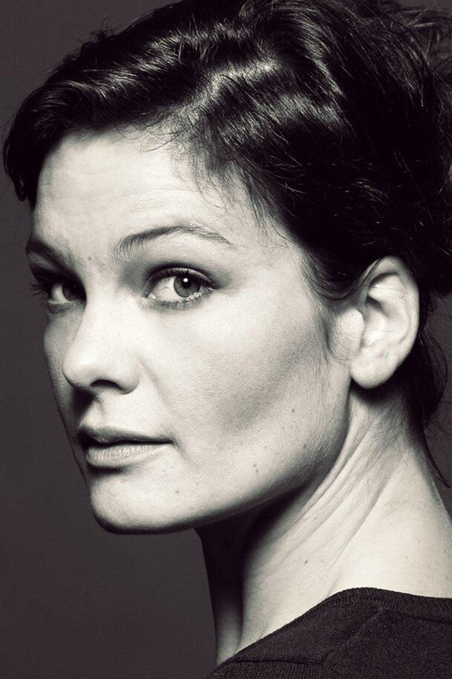 Malena Engström as Bea