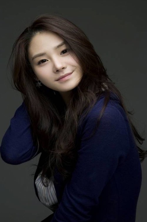 Yoon Joo as Kang Hong-seok's Fiancée